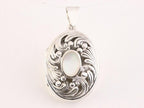Opengewerkte zilveren medaillon met parelmoer afbeelding 4