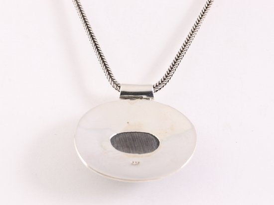 Traditionele bewerkte zilveren hanger met abalone schelp aan vossenstaart ketting afbeelding 3