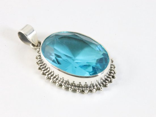 Grote bewerkte ovale zilveren hanger met blauwe topaas afbeelding 2