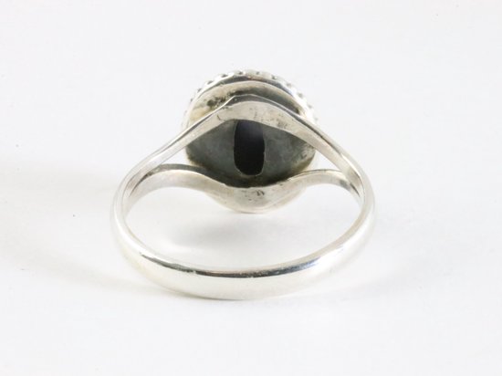Bewerkte zilveren ring met lapis lazuli afbeelding 3