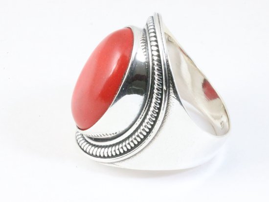 Bewerkte zilveren ring met rode koraal steen afbeelding 2