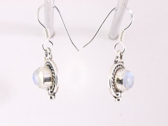 Fijne bewerkte zilveren oorbellen met regenboog maansteen afbeelding 2