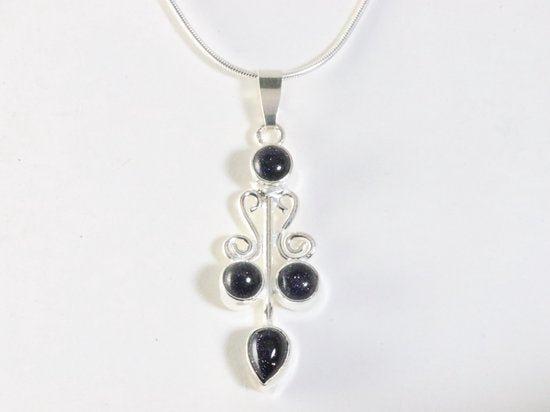 Langwerpige zilveren hanger met blauwe zonnesteen aan ketting afbeelding 4