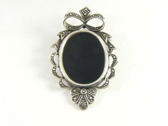 Bewerkte zilveren broche met onyx afbeelding 1