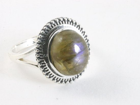 Bewerkte zilveren ring met labradoriet afbeelding 1