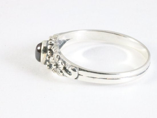 Fijne bewerkte zilveren ring met granaat afbeelding 2
