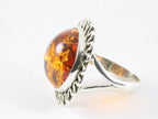 Ronde bewerkte zilveren ring met amber afbeelding 2