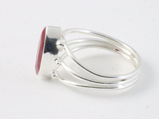 Opengewerkte zilveren ring met robijn afbeelding 2