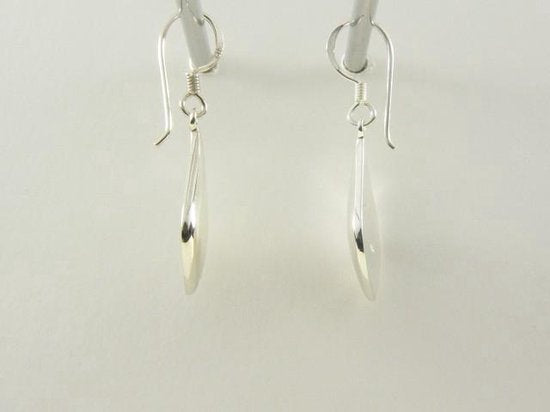 Druppelvormige zilveren oorbellen met parelmoer afbeelding 3