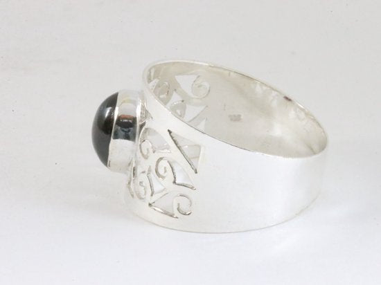 Brede opengewerkte zilveren ring met granaat afbeelding 2