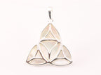 Zilveren triquetra hanger met parelmoer afbeelding 3