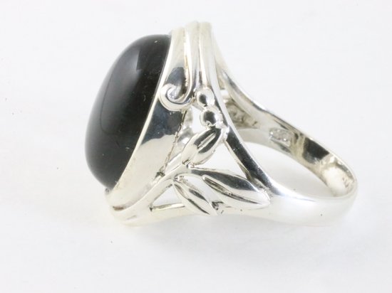 Opengewerkte zilveren ring met onyx afbeelding 2