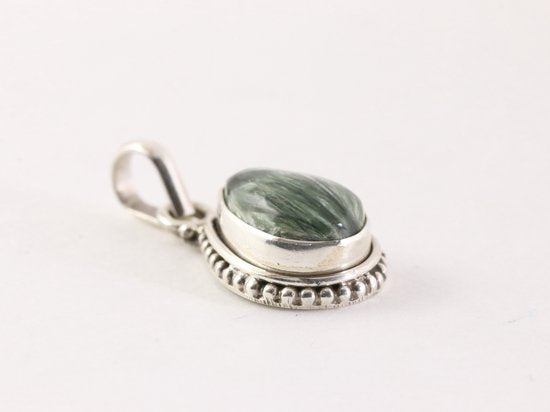 Bewerkte druppelvormige zilveren hanger met serafiniet aan ketting afbeelding 2