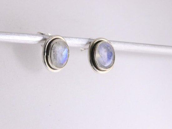 Fijne ovale zilveren oorstekers met regenboog maansteen afbeelding 2
