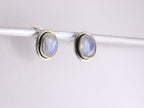 Fijne ovale zilveren oorstekers met regenboog maansteen afbeelding 2