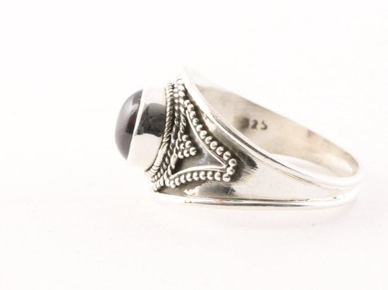 Bewerkte zilveren ring met granaat afbeelding 2