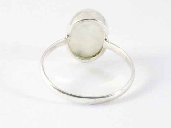 Ovale zilveren ring met regenboog maansteen afbeelding 3