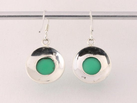 Ronde bewerkte zilveren oorbellen met groene onyx afbeelding 3