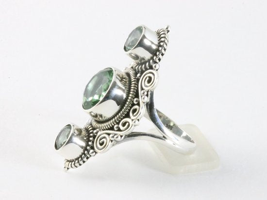 Langwerpige bewerkte zilveren ring met groene amethist afbeelding 2