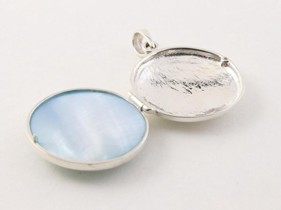 Rond opengewerkt zilveren medaillon met lichtblauwe schelp afbeelding 3