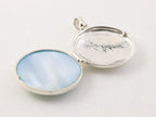 Rond opengewerkt zilveren medaillon met lichtblauwe schelp afbeelding 3