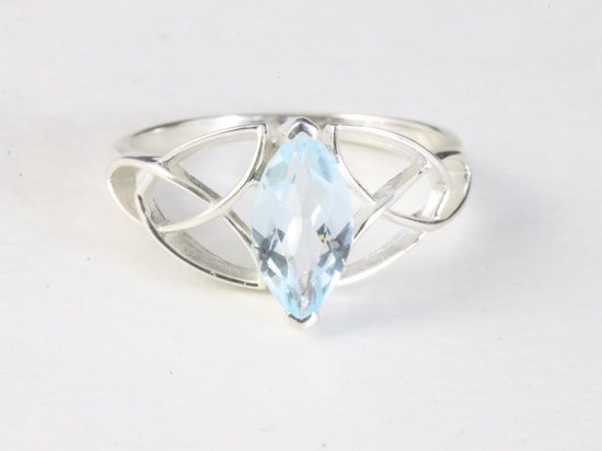 Opengewerkte hoogglans zilveren ring met blauwe topaas afbeelding 4