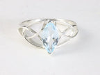 Opengewerkte hoogglans zilveren ring met blauwe topaas afbeelding 4