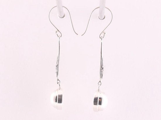 Lange bewerkte zilveren oorbellen met zoetwater parel afbeelding 2