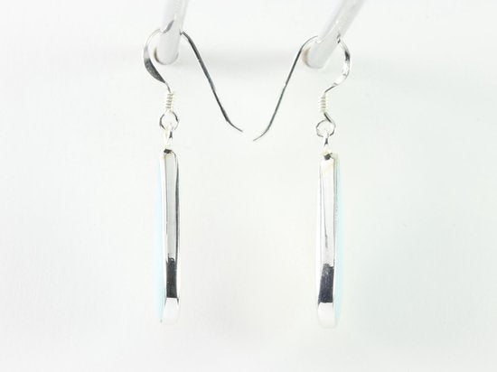 Druppelvormige zilveren oorbellen met lichtblauwe schelp afbeelding 2