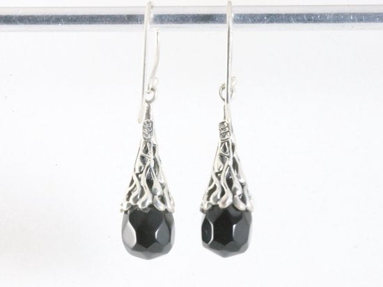 Opengewerkte zilveren oorbellen met gefacetteerde onyx afbeelding 3