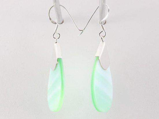 Druppelvormige zilveren oorbellen met groene parelmoer afbeelding 2