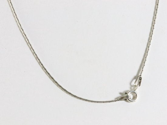 Fijne zilveren vlinder hanger met marcasiet en parel aan ketting afbeelding 5