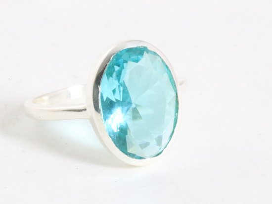 Ovale hoogglans zilveren ring met blauwe topaas afbeelding 1