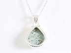 Bewerkte druppelvormige zilveren hanger met Noorse groene turkoois aan ketting afbeelding 3