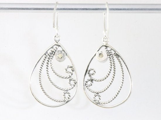 Fijne opengewerkte zilveren filigrein oorbellen met regenboog maansteen afbeelding 3