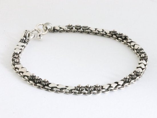 Fijne bewerkte zilveren armband met hartjes afbeelding 2