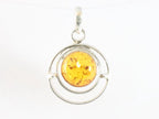 Ronde opengewerkte zilveren hanger met amber afbeelding 4