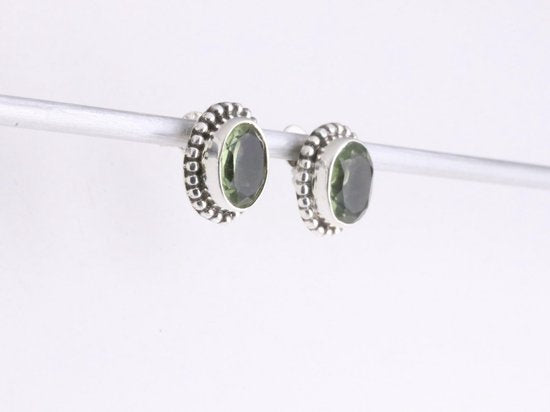 Bewerkte zilveren oorstekers met groene amethist afbeelding 2