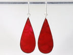 Lange druppelvormige zilveren oorbellen met libelle op rode koraal steen afbeelding 2
