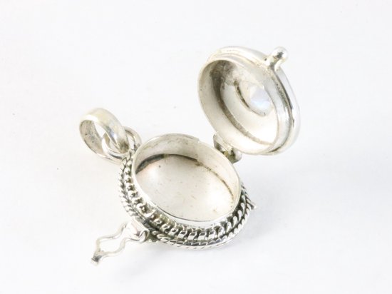 Traditioneel bewerkt zilveren medaillon met regenboog maansteen afbeelding 5