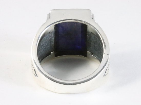 Zware bewerkte zilveren ring met blauwe saffier afbeelding 3