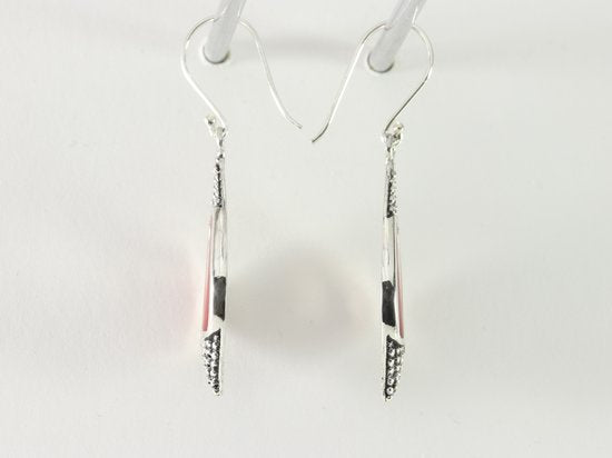 Traditionele bewerkte zilveren oorbellen met rode koraal steen afbeelding 2