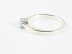 Fijne hoogglans zilveren ring met blauwe topaas afbeelding 2