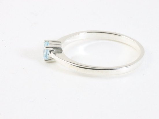 Fijne hoogglans zilveren ring met blauwe topaas afbeelding 2