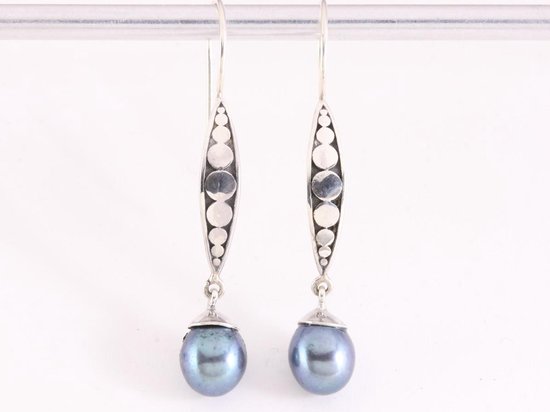 Lange bewerkte zilveren oorbellen met zwarte parel afbeelding 4