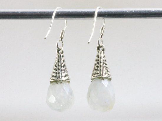 Bewerkte zilveren oorbellen met regenboog maansteen afbeelding 2