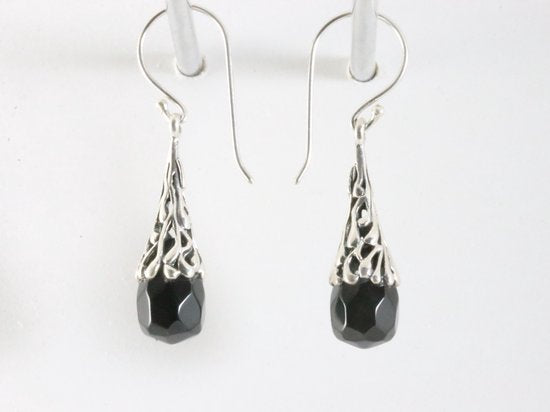 Opengewerkte zilveren oorbellen met gefacetteerde onyx afbeelding 2