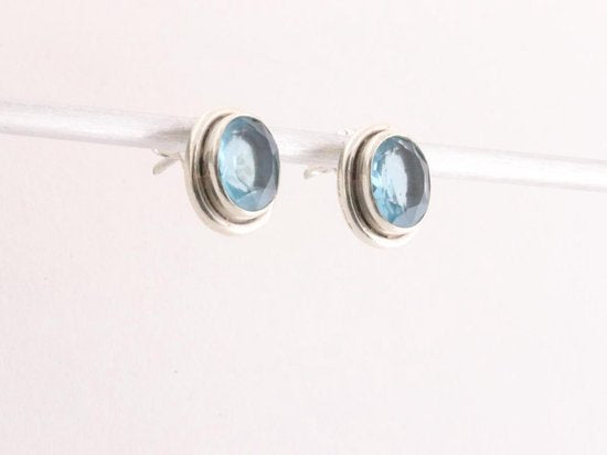 Fijne ovale zilveren oorstekers met blauwe topaas afbeelding 3