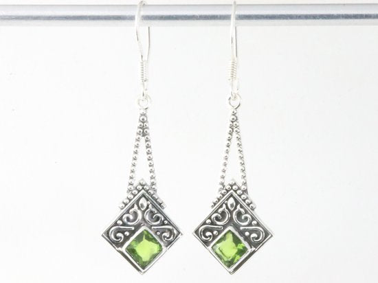 Bewerkte zilveren oorbellen met peridoot afbeelding 4