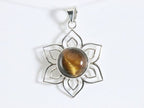 Opengewerkte bloemvormige zilveren hanger met tijgeroog afbeelding 4